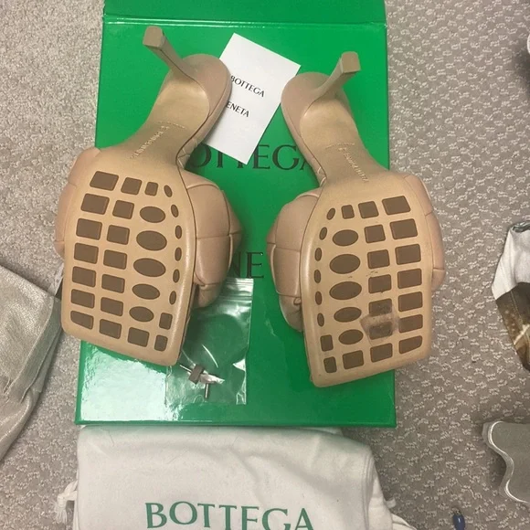 Bottega Veneta intrecciato sandal in color nude/cipria. Color is out of stock - Picture 4 of 8